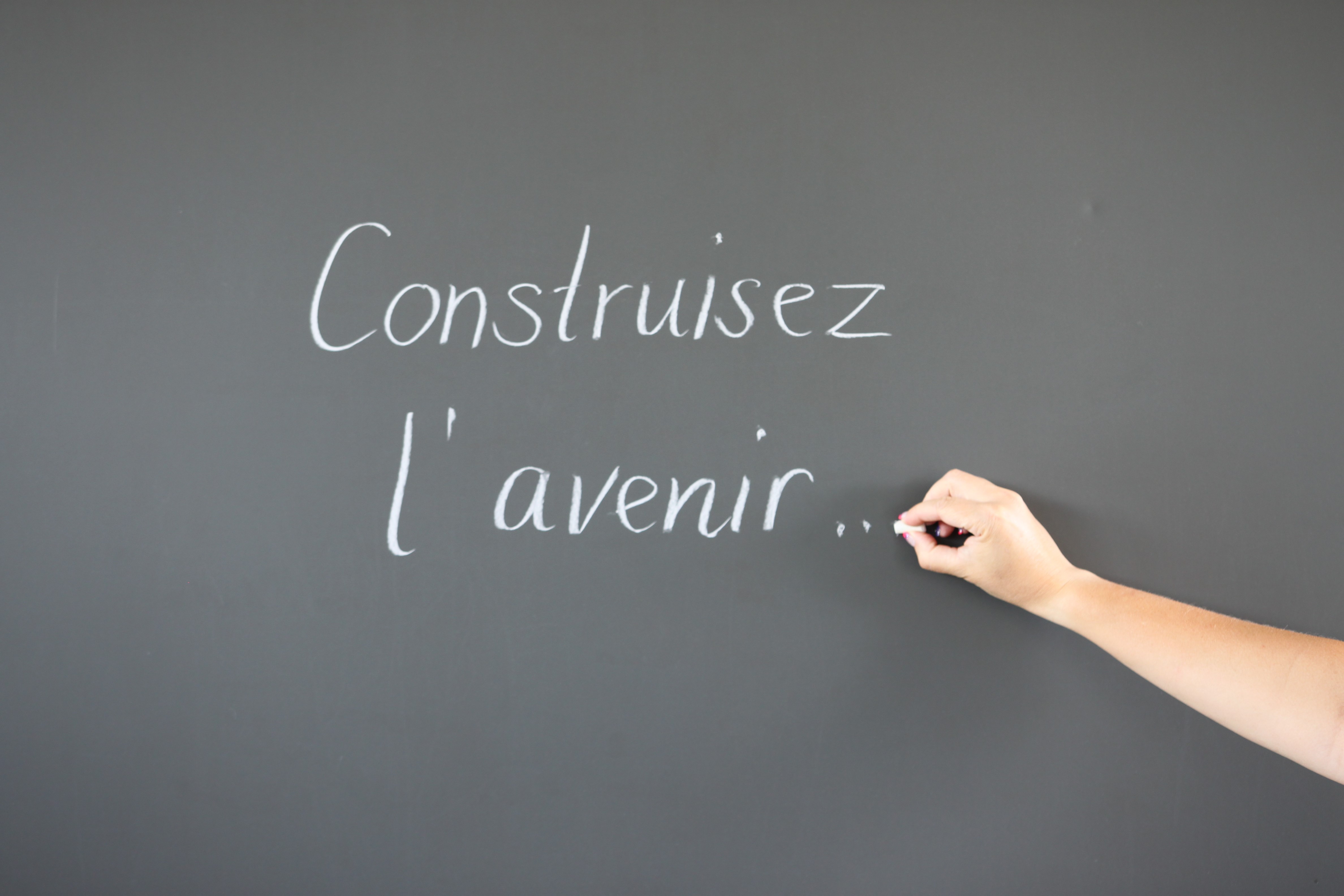 Tableau noir sur lequel est écrit «Construisez l’avenir ...»